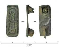 FIB-41445 - Fibule rectangulaire émaillée
bronze
TPQ : 200 - TAQ : 300
Broche rectangulaire plate, dont la surface est creusée de loges émaillées, formant des motifs complexes, allongés et symétriques; au revers, articulation à ressort monté sur axe entre deux plaquettes.