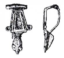 FIB-41454 - Fibule à arc émaillée à base triangulaire
bronze
TPQ : 100 - TAQ : 150
Fibule émaillée à arc triangulaire, orné d'une grande loge d'émail, parfois remplies d'une ou de plusieurs plus petites de forme circulaire. L'arc peut être orné de protubérances circulaires émaillées. Pied à tête de reptile stylisée.