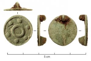 FIB-41462 - Fibule circulaire émaillée
bronze
TPQ : 150 - TAQ : 300
Fibule circulaire creusée pour un décor d'émaux champlevés : autour d'un disque central marqué d'un point, six points régulièrement répartis. Articulation à ressort sur axe passé sur une unique plaquette.