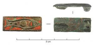 FIB-41473 - Fibule rectangulaire émaillée
bronze
TPQ : 200 - TAQ : 300
Broche rectangulaire plate, dont le corps émaillé est simplement creusé pour figurer un poisson au corps émaillé; au revers, articulation à ressort en fer sur axe, entre deux plaquettes