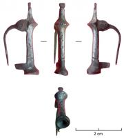 FIB-4147 - Fibule skeuomorphe : tibia
bronze
TPQ : 100 - TAQ : 260
Fibule émaillée en forme de tibia : instrument à vent rectiligne, à pavillon; les orifices qui doivent être obturés par les doigts sont précisés, de même que l'anche qui produit la vibration de l'air à l'embouchure.