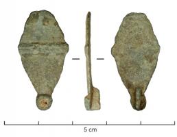 FIB-41482 - Fibule symétrique émaillée
bronze
TPQ : 100 - TAQ : 200
Fibule symétrique émaillée, en forme de losange avec une légère côte centrale et des disques émaillés aux extrémités.