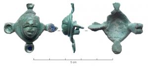 FIB-41483 - Fibule symétrique émaillée
bronze
TPQ : 100 - TAQ : 200
Fibule en forme de dôme (carré sur pointe) équipé de pastilles émaillées aux angles; au centre, masque humain. Au revers, articulation à charnière entre deux plaquettes.