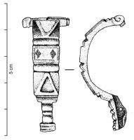 FIB-41490 - Fibule émaillée
bronze
TPQ : 100 - TAQ : 150
L'arc, de section plate, forme un demi-cercle. L'ensemble de la surface de l'arc est décoré de plusieurs logettes émaillées géométriques (triangle, carré, cruciforme, etc.) ou en forme de rosace. Le pied se termine en bouton.