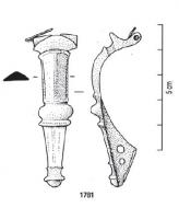 FIB-41509 - Fibule à Charnière
bronze
TPQ : 40 - TAQ : 150
Fibule à charnière repliée sur l'extérieur. L'arc est séparé de la tête par une série de moulures, celle située le plus près de la charnière est en plus fort relief et forme une sorte de disque. Le corps de l'arc, de section triangulaire, est inorné, ou présente de simples lignes incisées latérales. Un seconde série de moulures séparent l'arc du pied, qui prend le plus souvent la forme d'un bulbe encadré de côtes. Le pied est inorné et s'achève sur un bouton final.