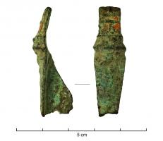 FIB-41513 - Fibule émaillée
bronze
TPQ : 70 - TAQ : 150
Arc en forme de plaque rectangulaire avec une série de petits ergots sur les côtés, avec une rangée de perles incisées au centre, encadrée de deux lignes incisées.L'arc est ensuite orné d'une série de loges émaillées rectangulaire entre son sommet et le pied. Pied se terminant en un bouton agrémenté d'une barre transversale avec une ligne ondée.