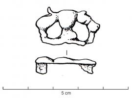 FIB-41525 - Fibule zoomorphe
bronze
TPQ : 25 - TAQ : 75
Fibule à charnière de type i. La plaque prend la forme d'un visage ceint de deux dauphins orientés vers le bas. Il s'agit d'une variante de l'objet FIB-4529