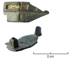 FIB-4153 - Fibule skeuomorphe : canif
bronze
TPQ : 100 - TAQ : 260
Fibule émaillée en forme de canif refermé : le manche se termine en pointe avec un décor oculé, et on observe à l'autre extrémité le décrochement caractéristique qui permet de bloquer la lame pliante en position ouverte.