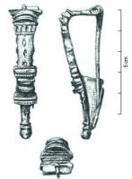 FIB-41544 - Fibule à charnière
bronze
TPQ : 30 - TAQ : 80
Fibule à charnière repliée sur l'extérieur. L'arc part coudé de la tête et présente une série de moulures à son sommet, qui prennent la forme de plusieurs disque transversaux, parfois associés à un bandeau orné de perles. Le corps de l'arc peut être inorné mais présente le plus souvent un motif estampé simple. Il présente des ajours sur ses faces latérales, probablement pour permettre l'insertion de bâtonnets transversaux. L'arc est séparé du pied par une importante série de moulures, le pied est inorné et s'achève sur un bouton mouluré