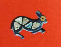 FIB-41548 - Fibule zoomorphe : lièvre
bronze
TPQ : 60 - TAQ : 260
Fibule en forme de lièvre à droite; le corps est creusé de 5 loges d'émail triangulaires.