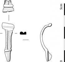 FIB-41558 - Fibule à charnière
bronze
TPQ : 40 - TAQ : 80
Fibule à charnière repliée sur l'extérieur. L'arc possède une rainure médiane, chaque bord est décoré de bandes obliques. Il est séparé du pied par une côte transversale. Le pied est divisé en deux parties verticales.