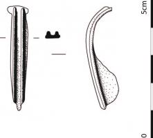 FIB-41559 - Fibule à charnière et arc non interrompu
bronze
TPQ : 40 - TAQ : 85
Fibule à charnière repliée sur l'extérieur. L'arc présente un décor d'arrêtes longitudinales séparées de la tête par une moulure plus ou moins importante. Bouton terminal mouluré ou rapporté. Porte-ardillon plein ou percé.