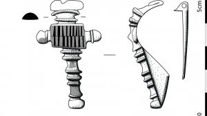 FIB-41579 - Fibule à protubérances latérales médianes
bronze
TPQ : 20 - TAQ : 70
Fibule à charnière repliée sur l'extérieur. L'arc est orné d'une successions de côtes et de gorges guillochées à la tête, délimitant une zone cannelée verticalement, mais plus large que haute. Le pied présente la même succession de décor mouluré que la tête. Le porte-ardillon est plein.