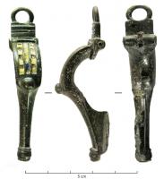 FIB-41582 - Fibule émaillée de type Wirral
bronze
TPQ : 100 - TAQ : 200
Fibule coulée, comportant à la tête un panneau émaillé, généralement orné de trois bandes de couleurs alternées, produisant une effet de damier; le sommet de l'arc est équipé d'un bouton en fort relief; pied allongé, terminé par un bouton. La tête de l'arc est prolongée par un anneau. L'articulation à charnière pivote sur un axe placé entre deux plaquettes coulées au revers de la tête.