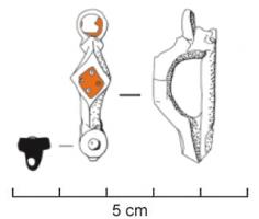 FIB-41591 - Fibule symétrique émaillée
bronze
TPQ : 150 - TAQ : 300
Fibule symétrique, dont l'arc au sommet orné d'un losange émaillé se termine à chaque extrémité par un disque également émaillé.