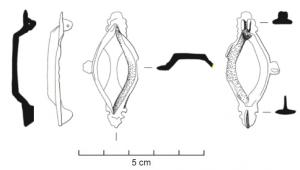 FIB-41592 - Fibule symétrique émaillée
bronze
TPQ : 100 - TAQ : 250
Fibule symétrique, en forme de feuille, à plateau surélevé creusé d'une unique loge d'émail; ergaots aux angles; au revers, articulation à charnière entre deux plaquettes.