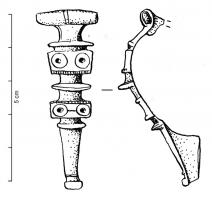 FIB-41603 - Fibule à charnière, décor d'ocelles
bronze
TPQ : 40 - TAQ : 80
Fibule à charnière repliée vers l'extérieur. La partie centrale de l'arc possède deux plaques avec deux  (ou deux fois deux) cercles ocellés, encadrées par des moulures; pied plat ou triangulaire, terminé par un bouton mouluré.