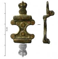 FIB-41607 - Fibule symétrique émaillée
bronze
TPQ : 100 - TAQ : 260
Fibule à corps largement échancré sur les côtés, têtes de reptiles stylisées au pied et à la tête; entre deux barres transversales guillochées (ligne ondée), les angles et le centre du décor sont occupés par des disques émaillés, encadrant un motif