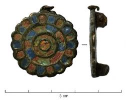 FIB-41608 - Fibule circulaire émaillée
bronze
TPQ : 130 - TAQ : 200
Fibule circulaire pleine, décor de bandes concentriques émaillées autour d'un disque central, lui aussi émaillé; sur le pourtour, les loges d'émail arrondies vers l'extérieur dessinent un contour festonné. Anneau au-dessus de la charnière, qui est du type à deux plaquettes coulées.