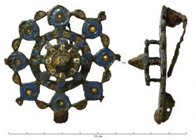 FIB-41612 - Fibule circulaire émaillée
bronze
TPQ : 200 - TAQ : 260
Fibule composée, dans un plan circulaire, d'une alternance de disques émaillés, reliés par motifs en forme de pétales, également émaillés, sur le pourtour extérieur, avec au centre une couronne émaillée de millefiori. Au centre, décor rapporté et riveté sur un axe central avec 4 supports en carré : disque émaillé avec des disques sur le pourtour, cône central en fort relief; au revers, articulation à charnière sur deux plaquettes.