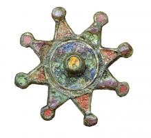 FIB-41623 - Fibule circulaire émaillée
bronze
TPQ : 100 - TAQ : 300
Fibule circulaire émaillée comportant un bouton central riveté et émaillé, et un pourtour en étoile, à huit pointes triangulaires émaillées, terminées par des pastilles également émaillées; au revers, articulation à charnière entre deux plaquettes.