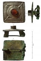 FIB-41670 - fibule carrée à cabochon
bronze, argent
TPQ : 300 - TAQ : 500
Fibule de forme carrée, coulée avec au revers un système d'articulation à ressort sur une seule plaquette coulée; sur la face externe, feuille d'argent ornée de motifs géométriques et encadrant un  cabochon (cornaline).