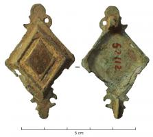 FIB-41699 - Fibule losangique émaillée
bronze
TPQ : 150 - TAQ : 300
Fibule émaillée en forme de broche losangique, variante avec des protubérances sur le pourtour, accostées de petits anneaux en haut et en bas; loge centrale losangique émaillée et légèrement surélevée, avec un losange inscrit émaillé au centre.