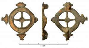 FIB-41700 - Fibule circulaire émaillée
bronze
TPQ : 120 - TAQ : 260
Fibule de plan circulaire, composée d'une  couronne émaillée, avec 4 rayons rejoignant au centre un disque émaillé ; sur le pourtour extérieur, 4 peltes émailées ; au revers, articulation à charnière sur deux plaquettes.