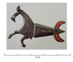 FIB-41704 - Fibule zoomorphe : capricorne
bronze
TPQ : 100 - TAQ : 250
Fibule en forme de chèvre marine, très stylisée, nageant à gauche, le corps creusé d'une seule grande loge d'émail, accompagnée de pastilles émaillées sur l'avant-train ; la queue forme un croissant également émaillé.