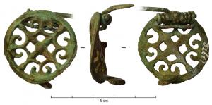 FIB-41705 - Fibule circulaire à décor ajourébronzeTPQ : 150 - TAQ : 275Fibule circulaire ajourée, sur composition quadripartite faisant appel à peltes, crosses et autres motifs simples; au revers, ressort en bronze, monté sur axe et sur une unique plaquette.En face, long porte-ardillon en crochet.