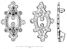 FIB-41710 - Fibule symétrique émaillée
bronze
TPQ : 200 - TAQ : 300
Broche en forme de mandorle, composée d'une bande émaillée reliant deux extrémités symétriques également émaillées, avec des anneaux latéraux dans l'axe transversal et des disques émaillés sur tout le pourtour; au revers, charnière de type i.
