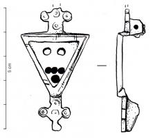 FIB-41717 - Fibule émaillée
bronze
TPQ : 100 - TAQ : 150
Fibule émaillée à arc triangulaire, entièrement creusé d'une loge émaillée avec des pastilles de verre incrustées ; tête et pied se composent de trois disques émaillés entourant un motif ocellé ; la charnière se compose de deux plaquettes parallèles, reliées par un axe en fer.