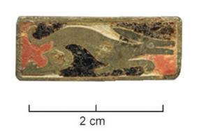 FIB-41723 - Fibule rectangulaire émaillée
bronze
TPQ : 200 - TAQ : 300
Broche rectangulaire plate, dont le corps émaillé est simplement creusé pour figurer un chien courant, de type lévrier, en réserve sur le fond d'émail; au revers, articulation à ressort en fer sur axe, entre deux plaquettes.