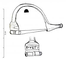 FIB-41726 - Fibule de type Aucissa : REVETV
bronze
TPQ : 70 - TAQ : 90
Fibule d'Aucissa, à arc de section semi-circulaire, charnière repliée vers l'extérieur. Au dessus, une estampille parallèle à la charnière : REVETV.