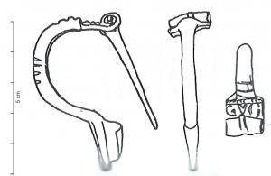 FIB-41730 - Fibule de type Aucissa :  OVII ou OVBI
bronze
TPQ : 70 - TAQ : 90
Fibule à arc en demi-cercle, bords parallèles et section semi-circulaire, parfois avec une cannelure médiane; tête quadrangulaire échancrée avec estampille moulée parallèle à la charnière, repliée vers l'extérieur : (...) OVII (...).