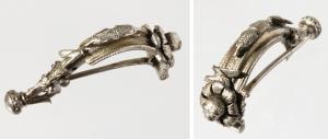 FIB-41744 - Fibule de type Otok
argent
TPQ : 1 - TAQ : 25
Fibule à charnière, de schéma général Aucissa, mais dont l'arc est couvert de motifs végétaux ou animaliers, rivetés sur l'axe longitudinal de l'objet.