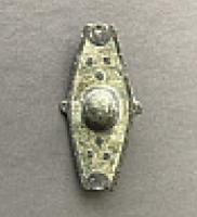 FIB-41758 - Fibule skeuomorphe : bouclier
bronze
TPQ : 100 - TAQ : 200
Fibule de forme hexagonale étirée en hauteur, avec une bosse hémisphérique au centre et deux ergots latéraux ; la surface est occupée par un seul champ émaillé, avec deux groupes de trois points réservés disposés en triangle, et deux encoches semi-circulaires aux extrémités.