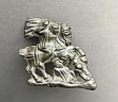 FIB-41762 - Fibule zoomorphe, groupe : cavalier terrassant un ennemi
argent
TPQ : 100 - TAQ : 300
Broche représentant un cavalier en mouvement (cape soulevée), les pattes antérieures du cheval relevées au-dessus d'un ennemi tombé au sol ; compositions diverses.
