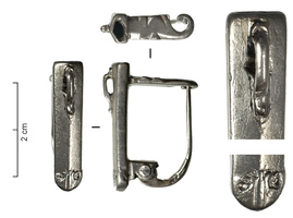 FIB-41767 - Fibule skeuomorphe : fourreau d'épée
argent
TPQ : 200 - TAQ : 260
Fibule en forme de fourreau d'épée à bords parallèles, avec bouterolle ; une barrette de suspension apparaît sur la face externe au sommet du fourreau.