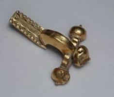 FIB-41787 - Fibule cruciforme Keller 6
or
TPQ : 390 - TAQ : 460
Fibule cruciforme constituée de différentes parties assemblées: bulbes en oignon, gaine hexagonale avec ajout de décoration, arc relativement long, assez large, pied également assez long avec un décor de trapèzes ou de peltes. L'arc et le pied sont souvent inornés, mais peuvent faire l'objet d'un motif répétitif simple, éventuellement niellé.