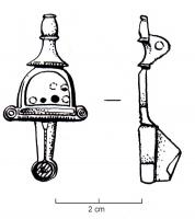 FIB-41793 - Fibule émaillée
bronze
TPQ : 100 - TAQ : 200
Fibule dont l'arc semi-circulaire, émaillé, est prolongé du côté de la tête par un appendice mouluré, masquant la charnière, le pied étiré étant terminé de son côté par un disque émaillé.