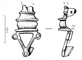FIB-41796 - Fibule non symétrique émaillée
bronze
TPQ : 200 - TAQ : 300
Fibule non symétrique, à décor émaillé, au corps composé d'une succession de moulures, avec un pied occupé par un cadre triangulaire évidé avec trois disques d'émail aux angles. Peut-être une couronne crénelée sur la tête.
