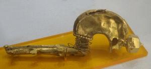 FIB-41801 - Fibule cruciforme Keller/Pröttel 6
or
TPQ : 400 - TAQ : 450
Fibule cruciforme constituée de plusieurs éléments assemblés : bras transversal creux, bulbes rapportés et facettés; arc creux formé d'une tôle pour les faces externes et d'une tôle pour l'intrados; pied creux, orné de lunules juxtaposées formant de chaque côté une bordure de festons ajourés.