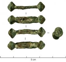 FIB-41809 - Fibule à queue de paon indéterminée
bronze
TPQ : 5 - TAQ : 60
Fibule à queue de paon et couvre-ressort cylindrique, insuffisamment conservée pour en déterminer le type. Décor de cannelures sur l'arc.