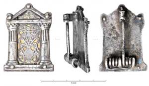 FIB-41816 - Fibule architecturale : façade de temple
argent
TPQ : 200 - TAQ : 300
Fibule reproduisant la façade d'un temple prostyle, avec ses deux colonnes partiellement cannelées supportant un fronton triangulaire ; à la place de la porte, motif végétal émergeant d'un vase. Au revers, ressort articulé sur une plaquette unique.