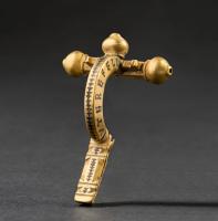 FIB-41817 - Fibule cruciforme Keller/Pröttel 3B/4A
or
TPQ : 350 - TAQ : 410
Fibule cruciforme à arc massif, de section trapézoïdale; bulbes en oignon mais sans facettes; pied chanfreiné au centre et orné aux extrémités de groupes d'encoches ou de cercles oculés.