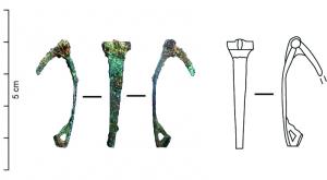 FIB-41823 - Fibule à charnière
bronze
TPQ : -30 - TAQ : 30
Fibule en bronze comportant une charnière simple ; arc aplati sans décor, s’affinant progressivement jusqu’au pied ; porte-ardillon trapézoïdal ajouré.