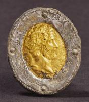 FIB-41834 - Fibule à médaillon
argent, or
TPQ : 250 - TAQ : 300
Broche ovale, présentant un médaillon ovale en or dans une bordure gravée, le tout maintenu sur une plaque lisse par quatre rivets d'argent ; au revers, articulation à charnière entre deux plaquettes, porte-ardillon en crochet.