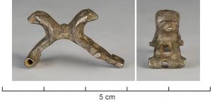 FIB-41838 - Fibule léontomorphe
argent
TPQ : 1 - TAQ : 300
Fibule à charnière, arc remplacé par deux protomés de lions adossés, plus ou moins stylisés et posant les pattes antérieures, l'un sur la charnière, l'autre sur une barre transversale ; porte-ardillon en forme de crochet encoché latéralement.