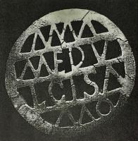 FIB-41845 - Fibule circulaire à légende ajourée